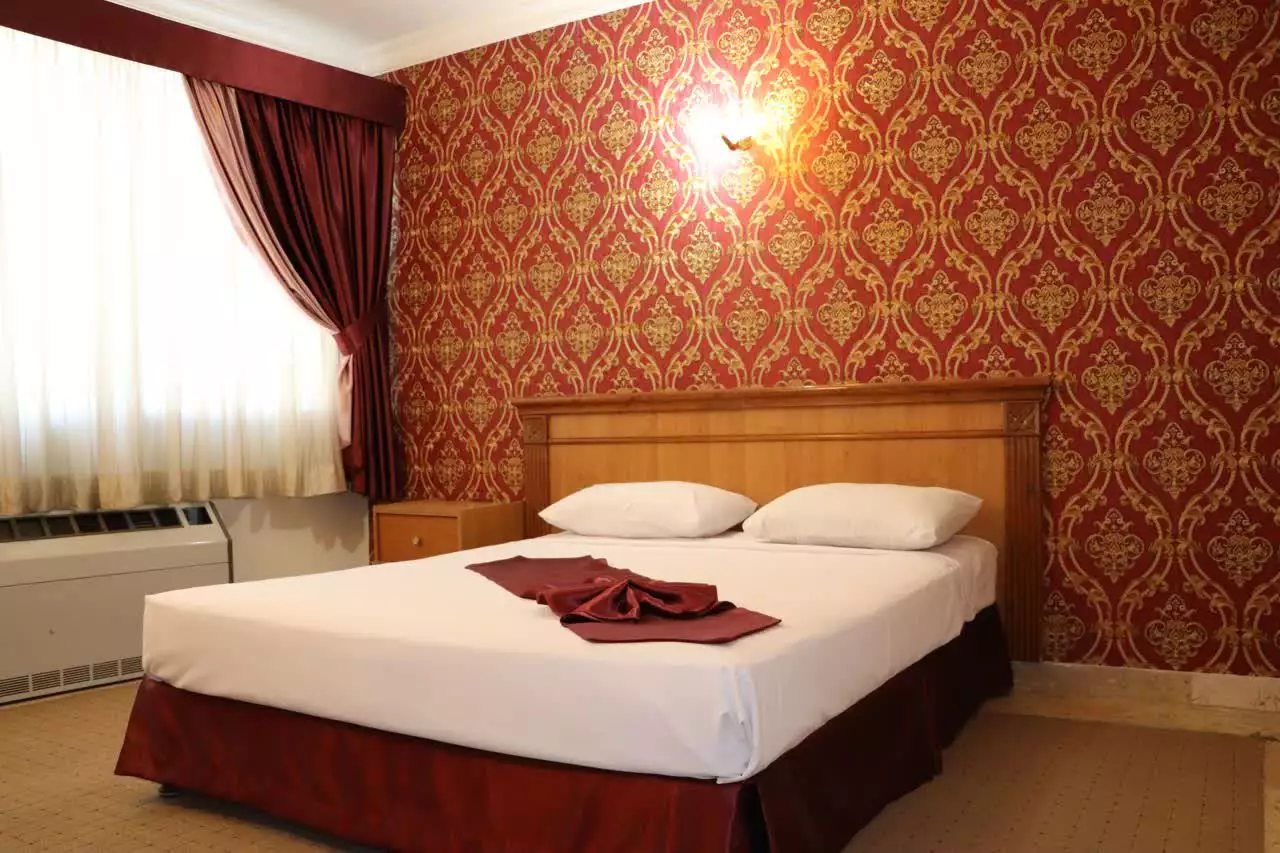 Alibaba https://cdn.alibaba.ir/ostorage/hotel-accommodation-images/6828749bf6e8766ef96f5520_سه تخته دبل تویین (2).webp